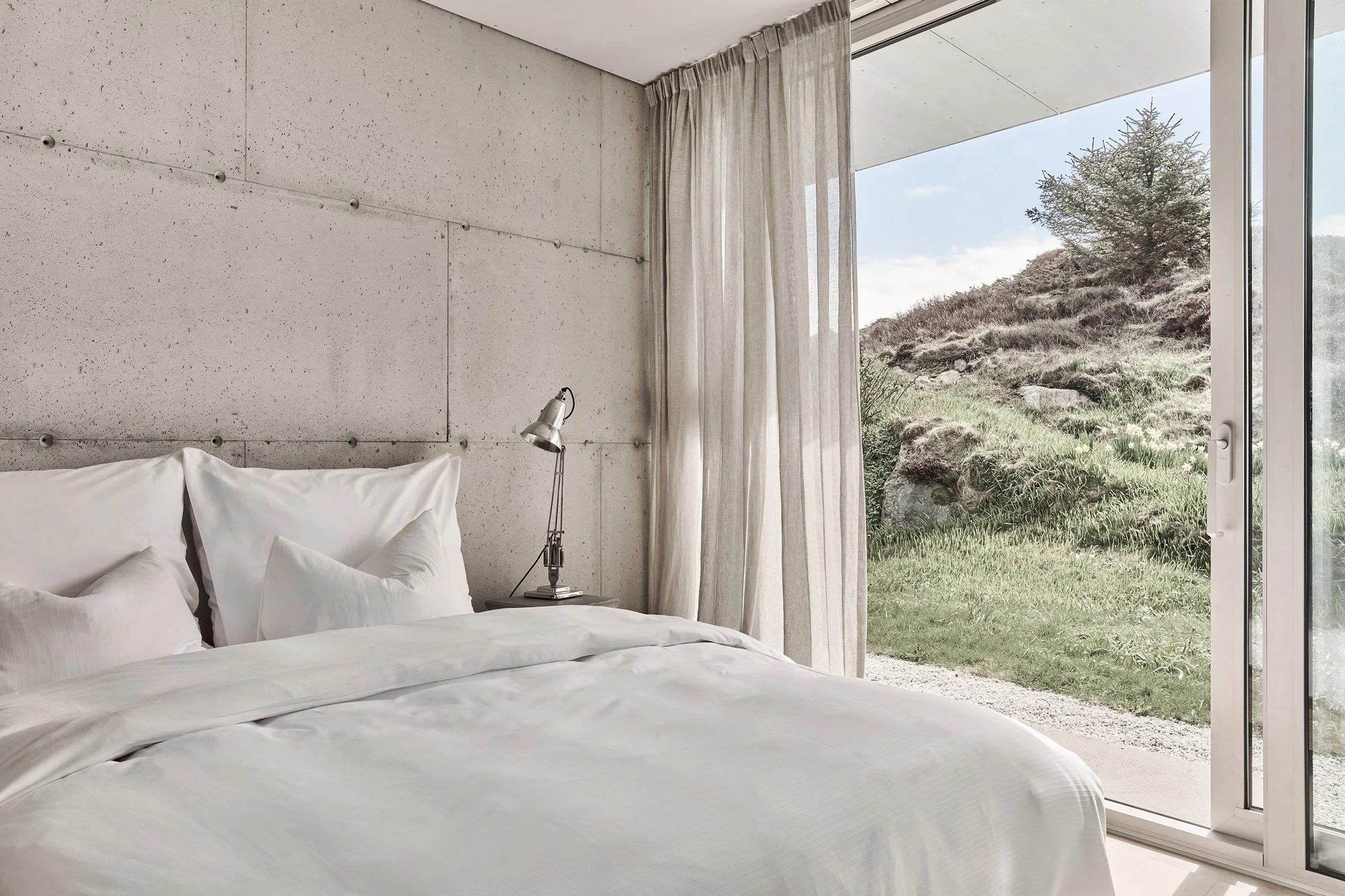 Bedroom at The Bolder Wave with view to the sea