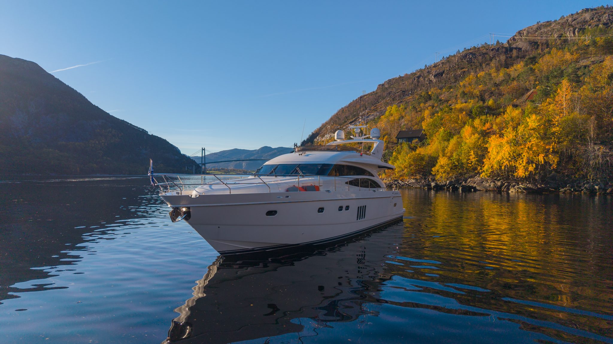 Barolo III among autumn colours along the fjord